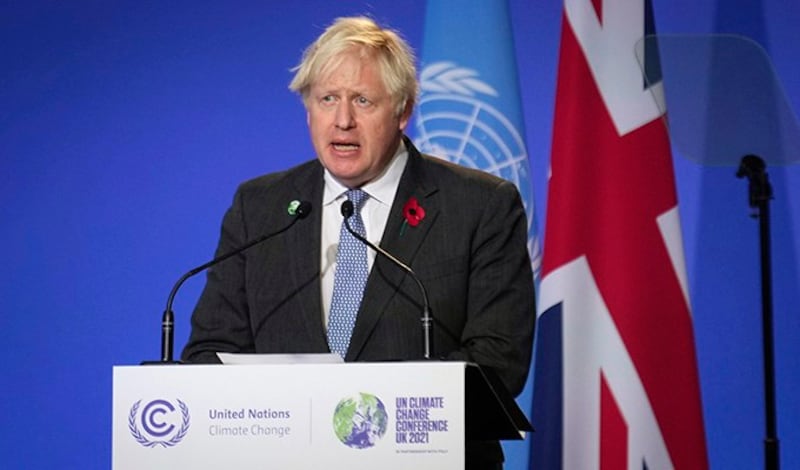 英国首相约翰逊透露,他在10月29日与中国国家主席习近平通电话时,试图说服后者在2025年前实现碳排放逐年下降的目标。(美联社图片)