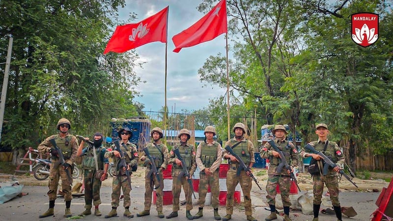 မန္တလေးတိုင်း စဉ့်ကူးမြို့နယ်အတွင်း စခန်းသိမ်းတိုက်ပွဲများတွင် ပြည်သူ့ကာကွယ်ရေးတပ်ဖွဲ့ - မန္တလေး (MDY-PDF) တပ်ဖွဲ့ဝင်များအား ၂၀၂၄ ခုနှစ် ဇူလိုင်လ ၃ ရက်နေ့က တွေ့ရစဉ်။ (Photo: MDY-PDF)