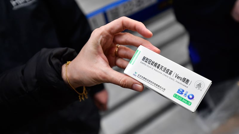 2021年2月16日,匈牙利布达佩斯的一家药品批发商,一名妇女手拿中国国药集团新冠疫苗药盒。 (美联社)