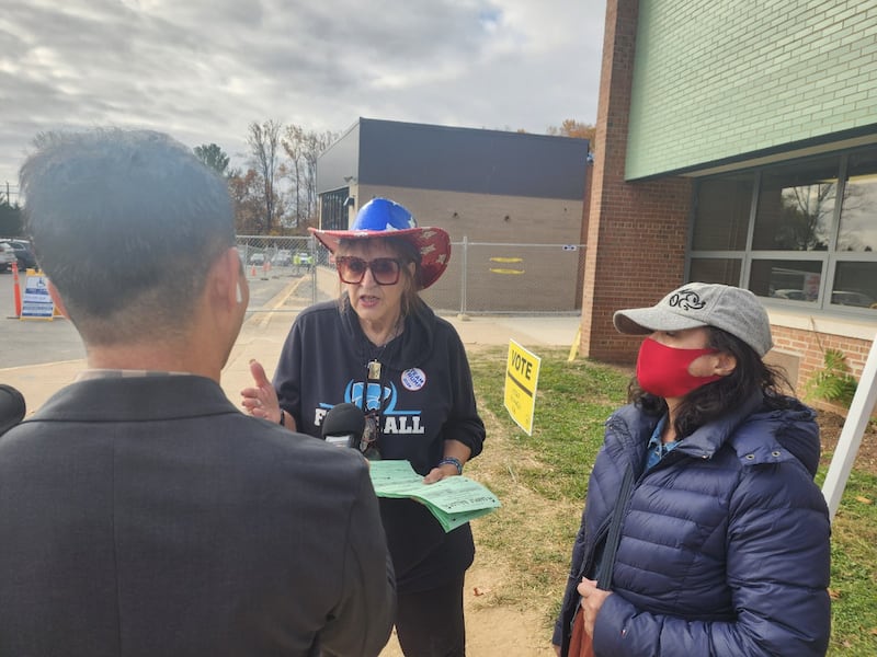 공화당 자원봉사자들이 인터뷰하고 있다..jpg