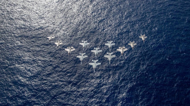 三航舰舰载机编队飞行。(脸书图片/U.S. Pacific Fleet/U.S. Navy)