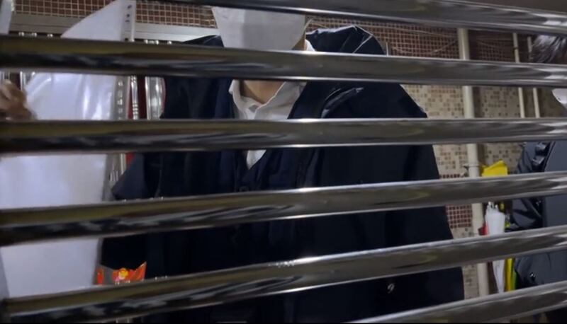 国安处人员持手令到《立场新闻》副采访主任陈朗升住所搜查,期间禁止陈进行直播。(《立场新闻》片段截图)