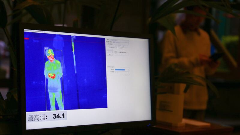 智邦科技设热像感测仪器量体温。(智邦科技提供)