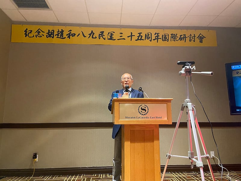 美国斯坦福大学中国经济与制度研究中心资深研究员吴国光在研讨会上表示,纪念胡耀邦、赵紫阳并不仅仅在于他们推动了经济改革,"而他们(胡赵)的变革在中国近代史上是根本性的,就是从胡耀邦、赵紫阳开始,注重了人的权利,注重公民权利"。(记者王允摄影)