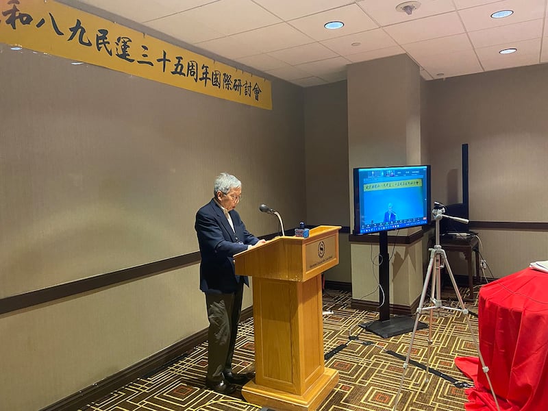 海外政论刊物《北京之春》荣誉主编胡平在研讨会上强调,赵紫阳在八九学运过程中反对以暴力镇压学生运动,虽然只是体现了他个人的良知,但这实际上也是对共产专制的釜底抽薪,可以让国家走上和平转型的正确道路。(记者王允摄影)