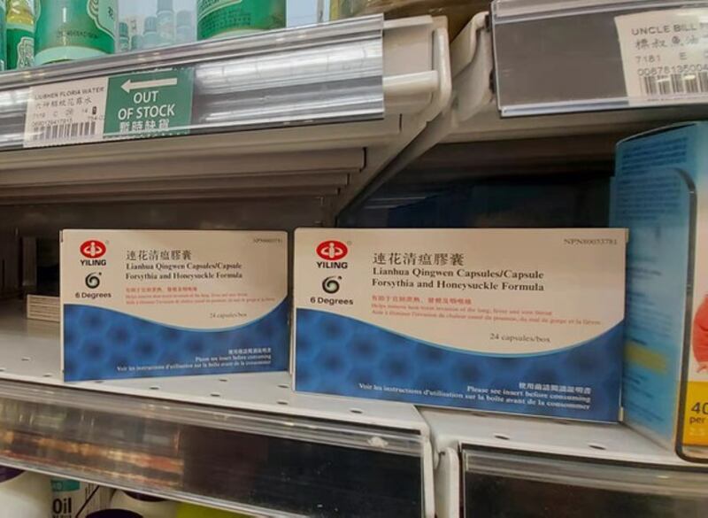 在当局宣布"新十条"防疫措施同时,中国民众正热烈抢购多款感冒止痛药,其中包括莲花清瘟。(记者柳飞拍摄)