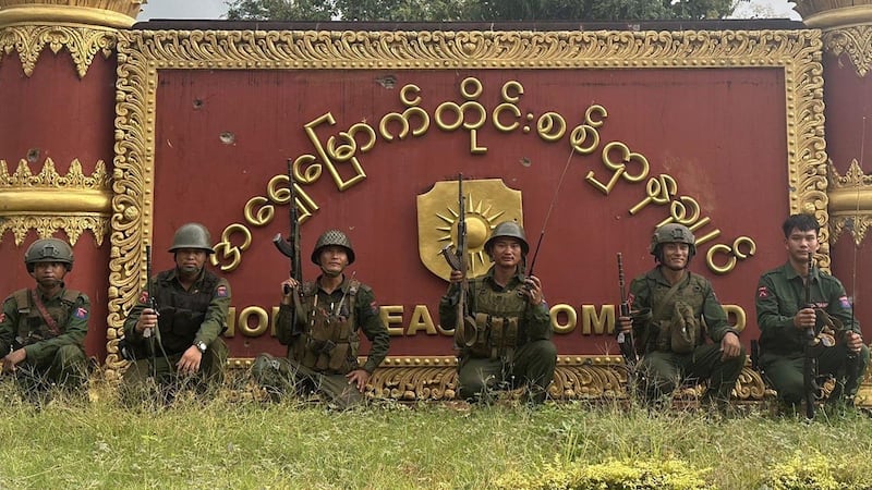 ၂၀၂၄ ခုနှစ်၊ သြဂုတ်လ ၃ ရက်နေ့တွင် အရှေ့မြောက်တိုင်းစစ်ဌာနချုပ်ကို ကိုးကန့်တပ်မတော် (MNDAA) နှင့် ပူးပေါင်းတပ်ဖွဲ့ သိမ်းယူပြီးချိန် MNDAA တပ်ဖွဲ့ဝင်အချို့အား တွေ့ရစဉ်။ (Photo: Facebook/ 果敢资讯网)