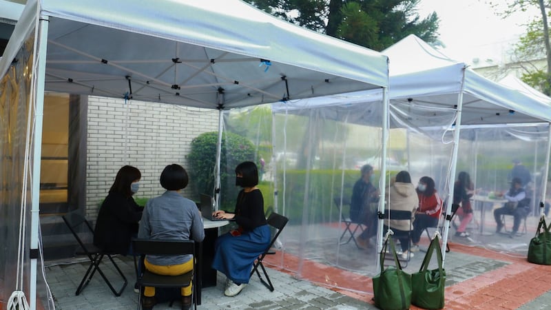 智邦科技新竹厂设户外帐篷区,访客在外开会。(智邦科技提供)