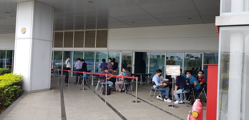 台湾南部科学园区厂商访客及承包商移至户外洽公。(南科园区管理局提供)