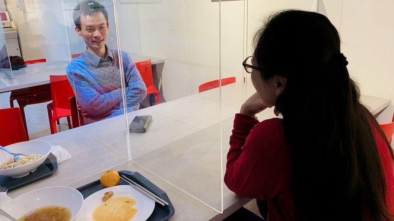 智邦科技在餐厅座位设分隔板,避免互相影响。(智邦科技提供)