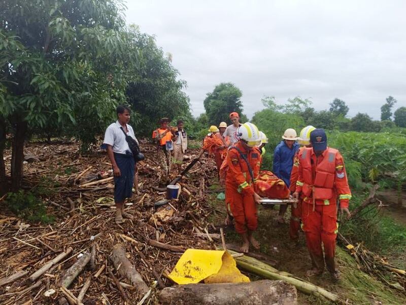 ရမည်းသင်းတွင် မိုးသည်းထန်ပြီး ရေစီးနှင့်အတူ မျောပါလာသူများအား ရမည်းသင်းမြို့နယ် မီးသတ်အဖွဲ့ဝင်များမှ ရှာဖွေကယ်ဆယ်နေသည်ကို ၂၀၂၄ ခုနှစ် စက်တင်ဘာလ ၁၂ ရက်နေ့က တွေ့ရစဉ်။ (Myanmar Fire Services Department)