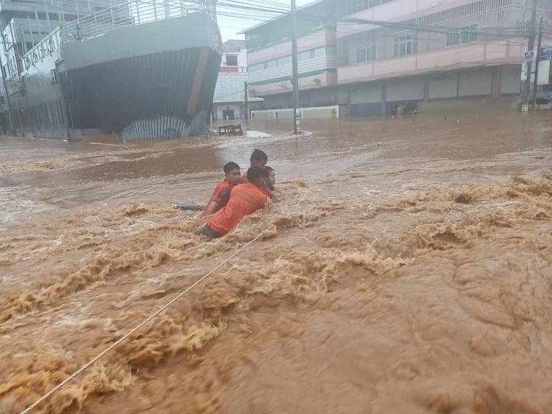 တာချီလိတ်မြို့တွင် မယ်ဆိုင်ချောင်းရေ မြင့်တက်မှုကြောင့် ရေကြီးရေလျှံနေသည်ကို ၂၀၂၄ ခုနှစ် စက်တင်ဘာလ ၁၀ ရက်နေ့က တွေ့ရစဉ်။ (ဓာတ်ပုံ - ဦးလှမိုး (တာချီလိတ်) လူမှုကူညီရေးအသင်း)