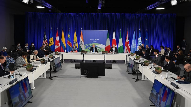 2021 年 11 月 2 日,美国总统乔拜登(中) 在苏格兰格拉斯哥举行的联合国气候峰会上。 (法新社)