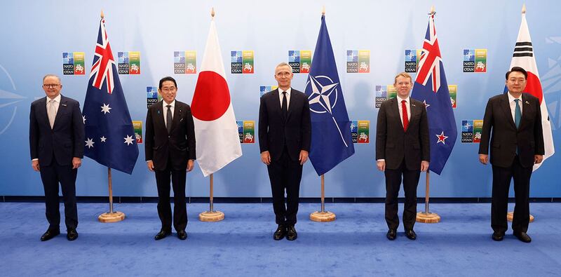 2023年7月12日,日本首相岸田文雄(左二)、韩国总统尹锡悦(右)出席北约峰会。(法新社)