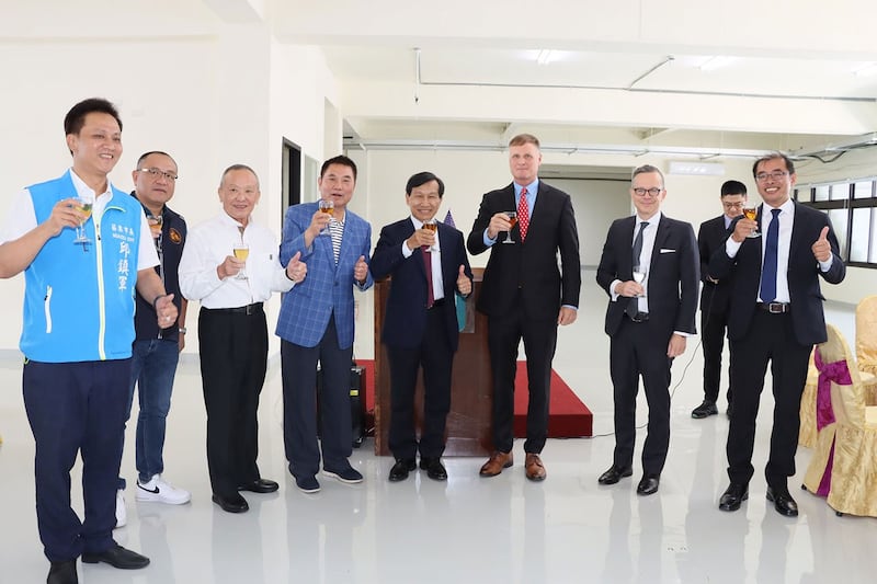 美国前太平洋陆战队指挥官鲁德尔(Steven R. Rudder)中将1日率领约25家美国军火商访问台湾,前往苗栗参访台湾本土火箭制造商、台湾晋升太空公司。(苗栗县政府脸书)