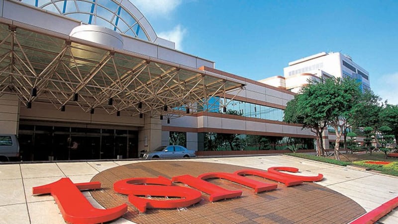 台湾南部科学园区厂商访客及承包商移至户外洽公。(南科园区管理局提供)